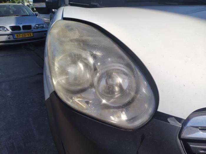 Używane Reflektor prawy Opel Combo 1.3 CDTI 16V ecoFlex Cena € 65,00 Procedura marży oferowane przez Hans Auto Onderdelen