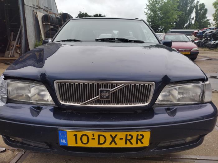 Używane Maska Volvo V70 (GW/LW/LZ) 2.4 20V 140 Cena € 65,00 Procedura marży oferowane przez Hans Auto Onderdelen