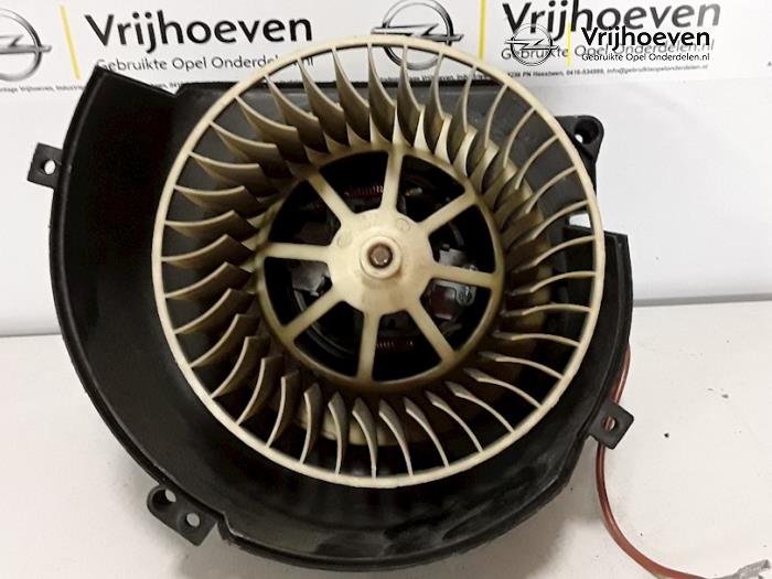 Heating and ventilation fan motor from a Opel Omega B (25/26/27)  1998