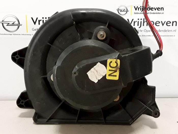 Heating and ventilation fan motor from a Opel Omega B (25/26/27)  1998
