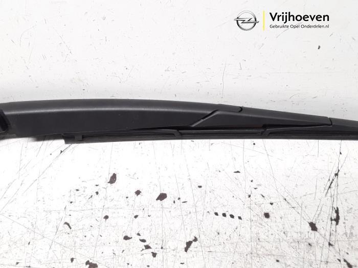 Brazo de limpiaparabrisas detrás de un Opel Corsa E 1.2 16V 2015
