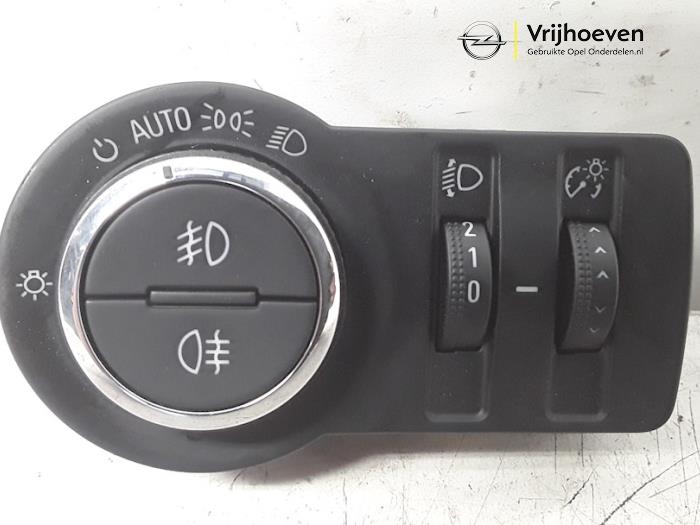 Light switch from a Opel Astra J (PC6/PD6/PE6/PF6) 1.4 Turbo 16V 2015