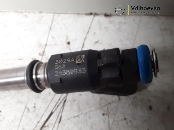 Injector (petrol injection) from a Opel Astra 2008