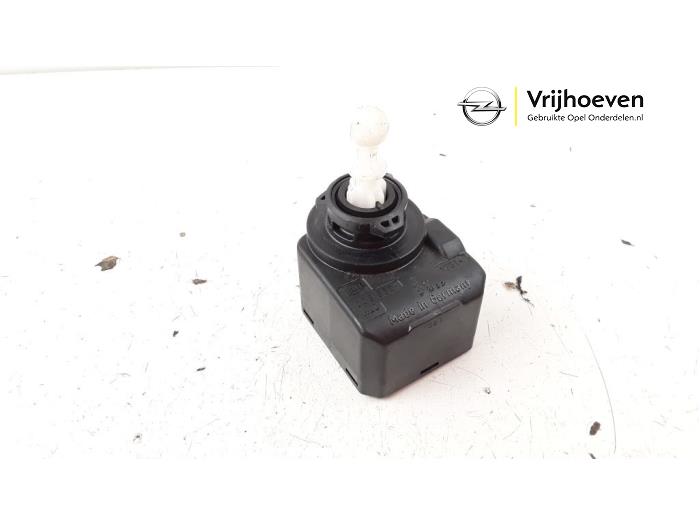 Gebruikte Silnik reflektora Opel Vectra C Caravan 2.2 DIG 16V Prijs € 10,00 Margeregeling aangeboden door Autodemontage Vrijhoeven B.V.