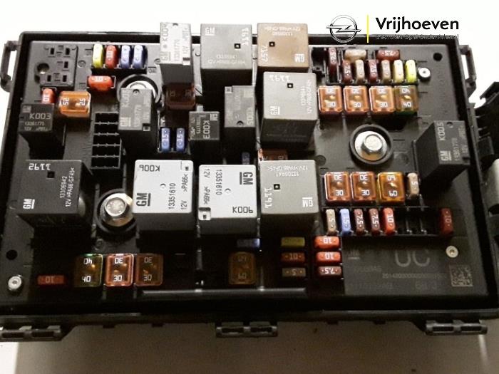 Fuse box Opel Zafira Tourer 2.0 CDTI 16V 130 Ecotec 13368645 GM
