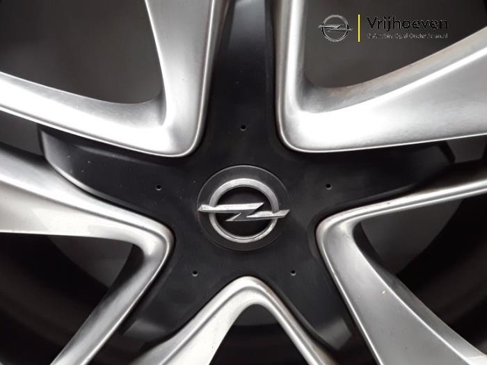 Felge van een Opel Astra J GTC (PD2/PF2) 1.6 SIDI Eco Turbo 16V 2014
