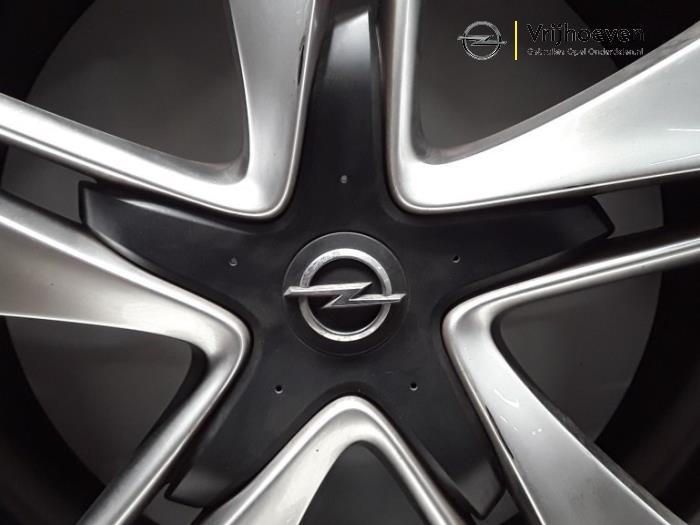 Felge van een Opel Astra J GTC (PD2/PF2) 1.6 SIDI Eco Turbo 16V 2014