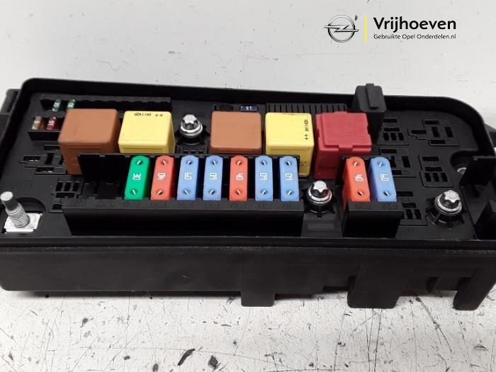 Fuse box from a Vauxhall Signum 2.2 DIG 16V 2004