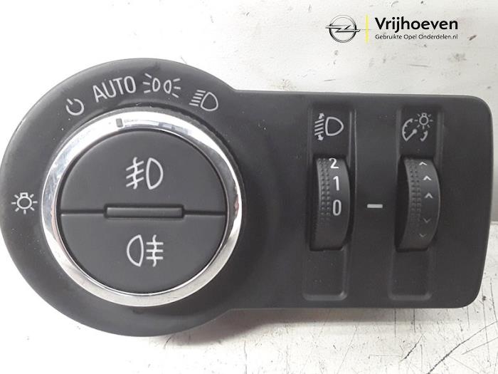 Interruptor de luz de un Opel Astra J (PC6/PD6/PE6/PF6) 1.4 Turbo 16V 2015