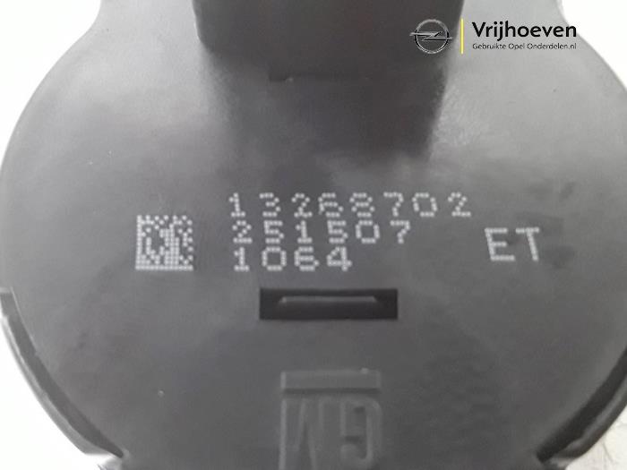 Interruptor de luz de un Opel Astra J (PC6/PD6/PE6/PF6) 1.4 Turbo 16V 2015
