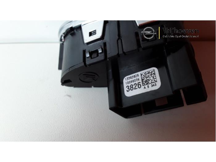 Zentralverriegelung Schalter van een Opel Corsa E 1.0 SIDI Turbo 12V 2015