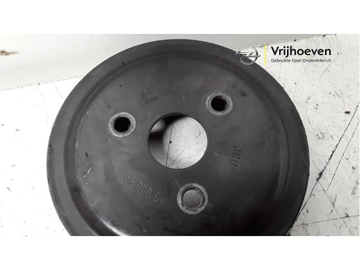 Water pump pulley from a Opel Corsa C (F08/68) 1.2 16V 2002