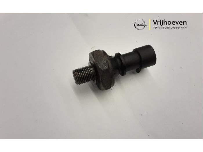 Oil pressure switch from a Opel Corsa C (F08/68) 1.2 16V 2002