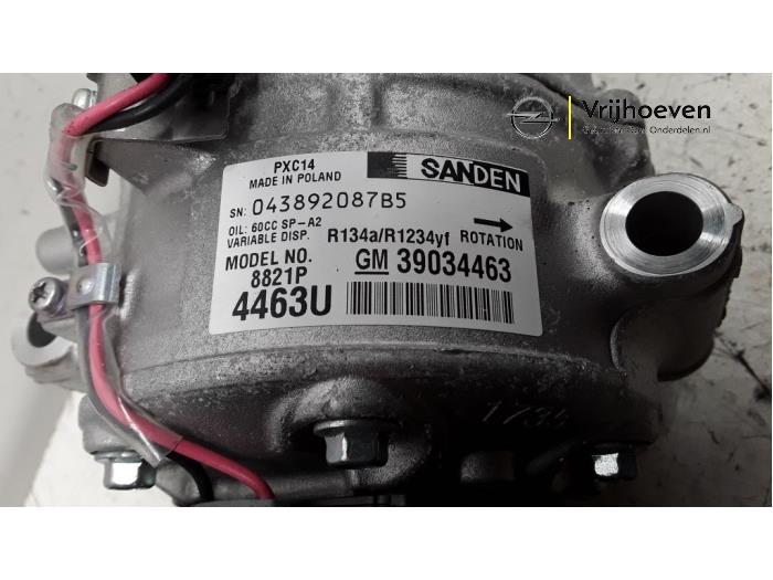 Air conditioning pump from a Opel Astra K 1.0 SIDI Turbo 12V 2017