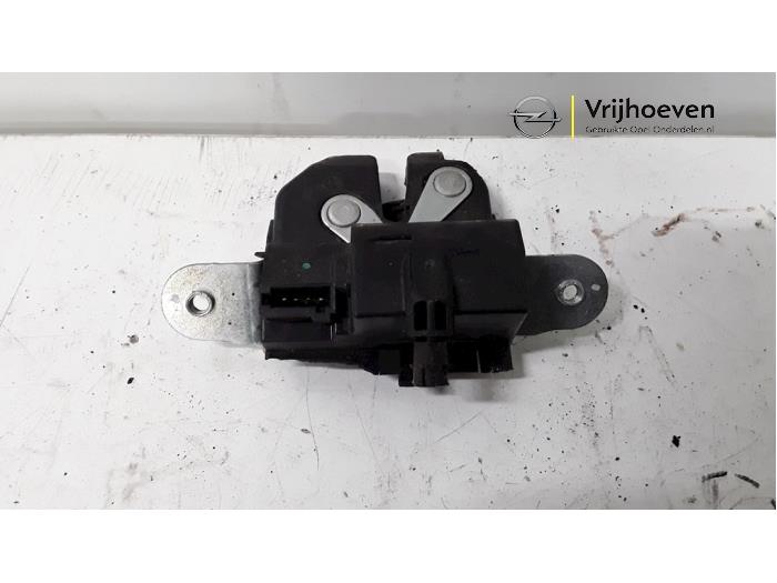 Tailgate lock mechanism from a Opel Meriva 1.4 Turbo 16V Ecotec 2012