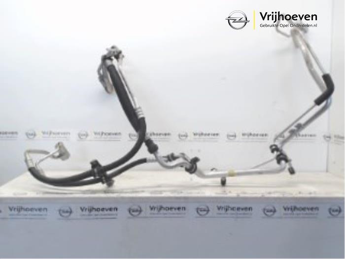Tuyau de climatisation d'un Opel Combo Tour 1.3 CDTI 16V ecoFlex 2012