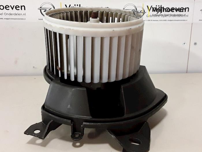 Heating and ventilation fan motor from a Opel Combo Tour 1.3 CDTI 16V ecoFlex 2012