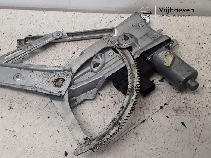 Window mechanism 4-door, front right from a Opel Zafira (M75) 1.6 16V 2007