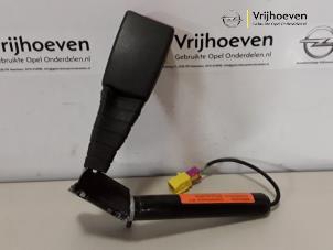 Usagé Tendeur de ceinture arrière gauche Opel Vectra C GTS 2.2 DIG 16V Prix € 25,00 Règlement à la marge proposé par Autodemontage Vrijhoeven B.V.