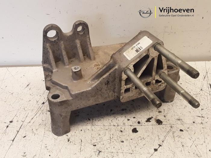 Usagé Support moteur Opel Combo 1.3 CDTI 16V ecoFlex Prix € 30,00 Règlement à la marge proposé par Autodemontage Vrijhoeven B.V.
