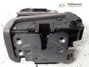 Używane Mechanizm blokady drzwi lewych tylnych wersja 4-drzwiowa Opel Astra K 1.4 Turbo 16V Cena € 50,00 Procedura marży oferowane przez Autodemontage Vrijhoeven B.V.