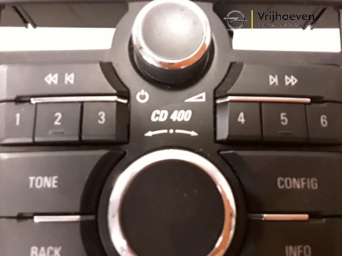 Radio control panel from a Opel Astra J (PC6/PD6/PE6/PF6) 2.0 CDTI 16V 160 Ecotec 2011