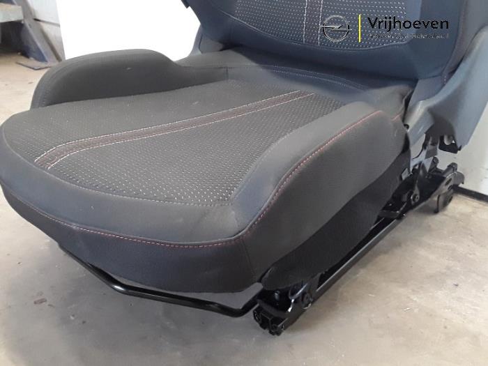 Fotel prawy z Opel Corsa E 1.4 16V 2018