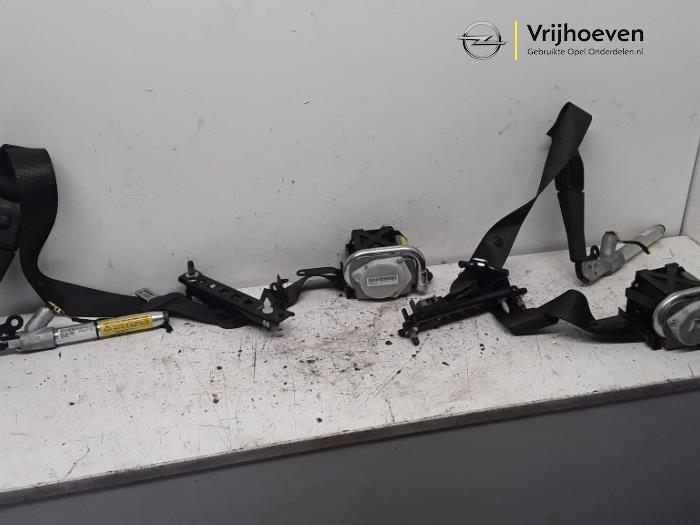 Set of seatbelt tensioners from a Opel Insignia 2.0 CDTI 16V 160 Ecotec 2011