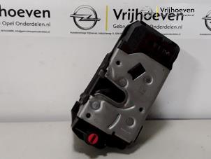 Usagé Serrure portière mécanique 4portes arrière droite Opel Zafira (M75) 1.6 16V Prix € 15,00 Règlement à la marge proposé par Autodemontage Vrijhoeven B.V.