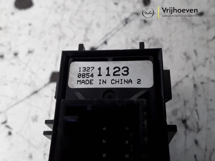 Interruptor de freno de mano de un Opel Meriva 1.6 CDTI 16V 2014