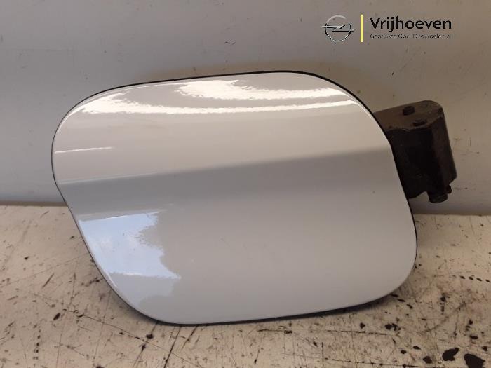 Tank cap cover from a Opel Astra K Sports Tourer 1.6 CDTI 136 16V 2017