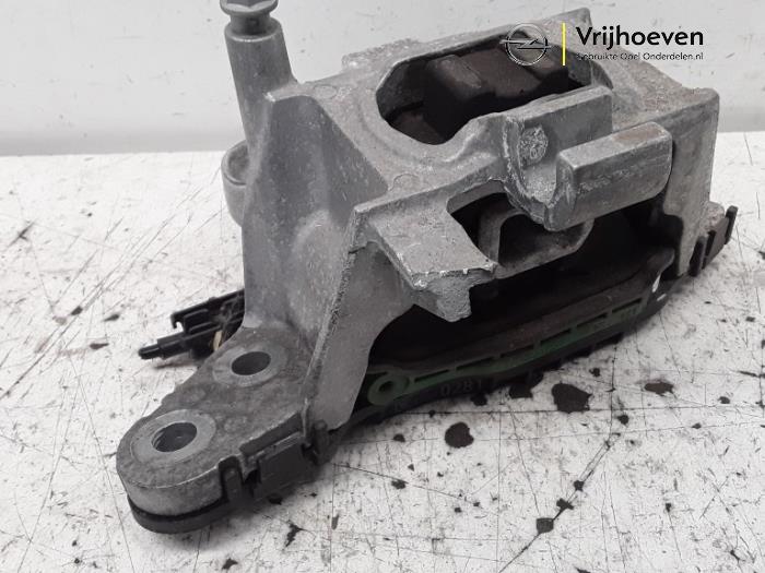 Engine mount from a Opel Astra K Sports Tourer 1.6 CDTI 136 16V 2017