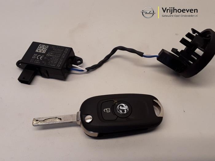 Ignition lock + key from a Opel Astra K 1.0 SIDI Turbo 12V 2019