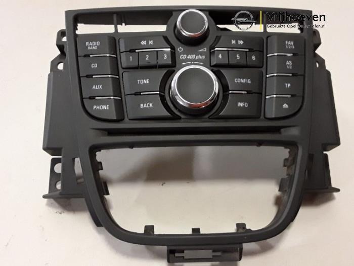 Radio control panel from a Opel Astra J Sports Tourer (PD8/PE8/PF8) 2.0 CDTI 16V 160 2014