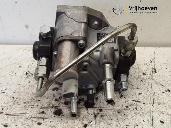 Mechanical fuel pump from a Opel Astra K Sports Tourer 1.6 CDTI 136 16V 2017