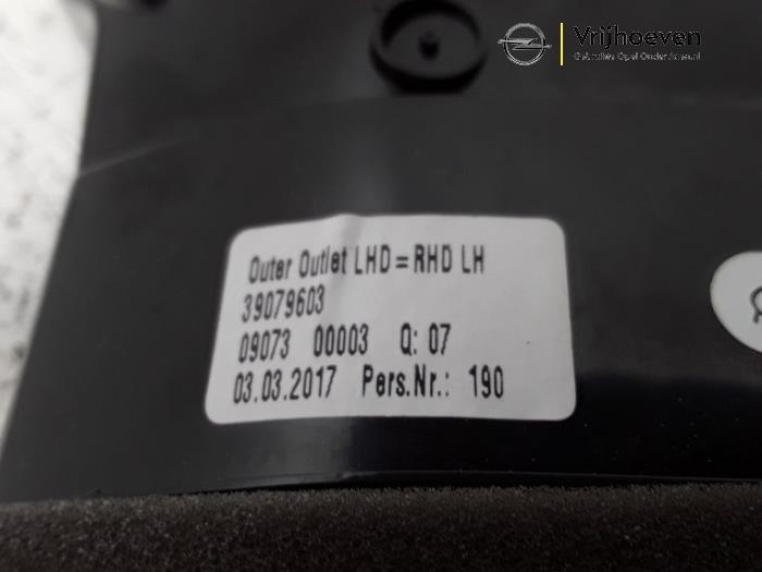 Rejilla de aire de salpicadero de un Opel Astra K 1.4 Turbo 16V 2017