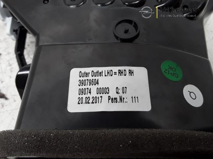 Grille aération tableau de bord d'un Opel Astra K 1.4 Turbo 16V 2017