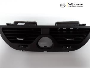 Używane Kratka wentylacyjna deski rozdzielczej Opel Corsa E 1.4 16V Cena € 15,00 Procedura marży oferowane przez Autodemontage Vrijhoeven B.V.