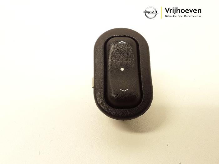 Electric window switch from a Opel Astra G (F67) 1.8 16V 2004