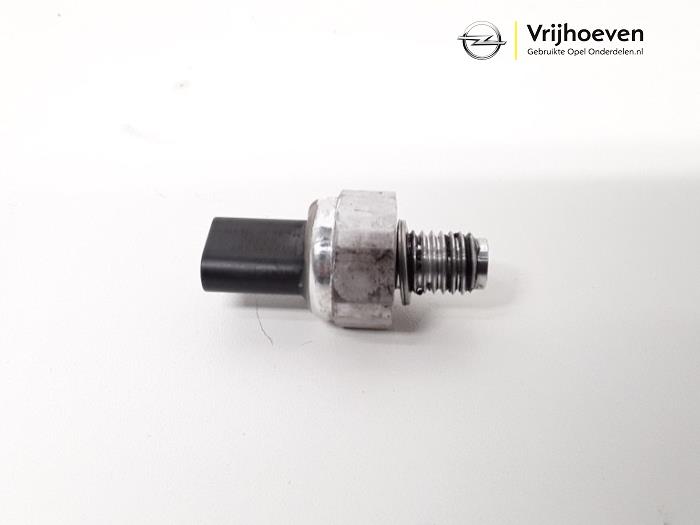 Oil pressure switch from a Opel Astra K 1.6 CDTI 136 16V 2016