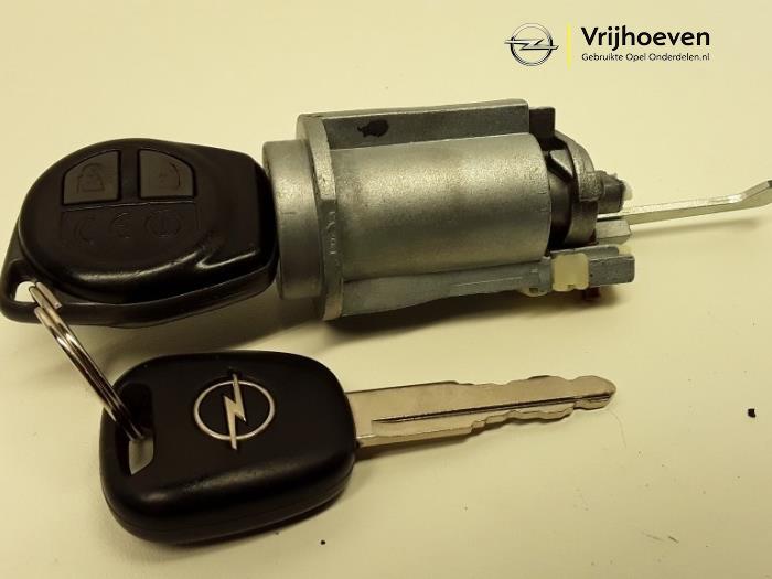 Używane Stacyjka + Kluczyk Opel Agila (B) 1.0 12V Cena € 35,00 Procedura marży oferowane przez Autodemontage Vrijhoeven B.V.