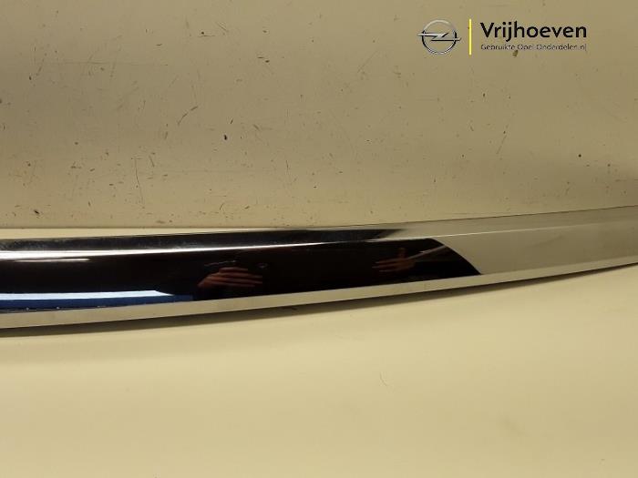 Baguette de coffre d'un Opel Insignia 2.0 CDTI 16V 120 ecoFLEX 2014