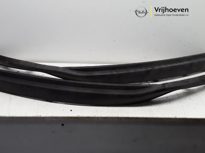 Front bumper rubber, central Opel Zafira Tourer 1.4 Turbo 16V ecoFLEX