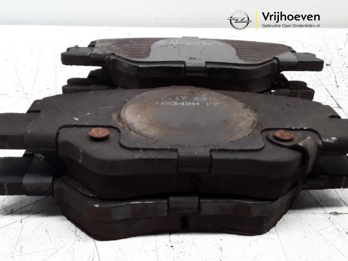 Brake disc + block front from a Opel Insignia Sports Tourer 1.5 Turbo 16V 140 2018