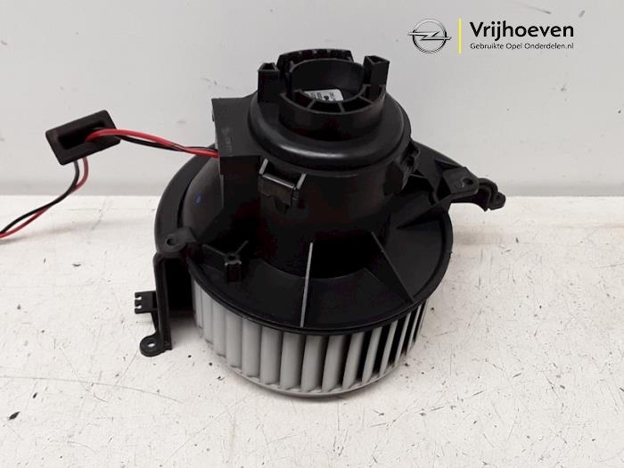 Heating and ventilation fan motor from a Opel Astra H SW (L35) 1.4 16V Twinport 2005