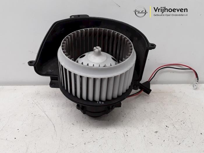Heating and ventilation fan motor from a Opel Astra H SW (L35) 1.4 16V Twinport 2005