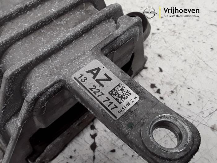 Engine mount from a Opel Insignia 2.0 CDTI 16V 130 Ecotec 2009