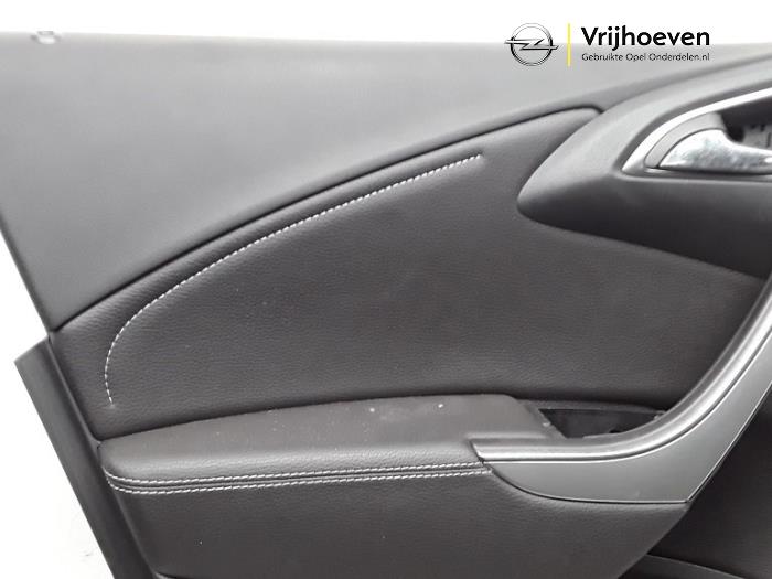 Tapizado de puerta de 4 puertas izquierda delante de un Opel Astra J (PC6/PD6/PE6/PF6) 1.4 Turbo 16V ecoFLEX 140 2014