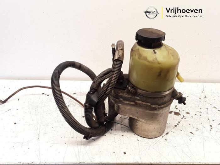 Power steering pump from a Opel Astra H (L48) 1.7 CDTi 16V 2005