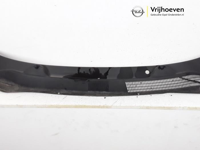 Cowl top grille from a Opel Corsa D 1.3 CDTi 16V ecoFLEX 2011